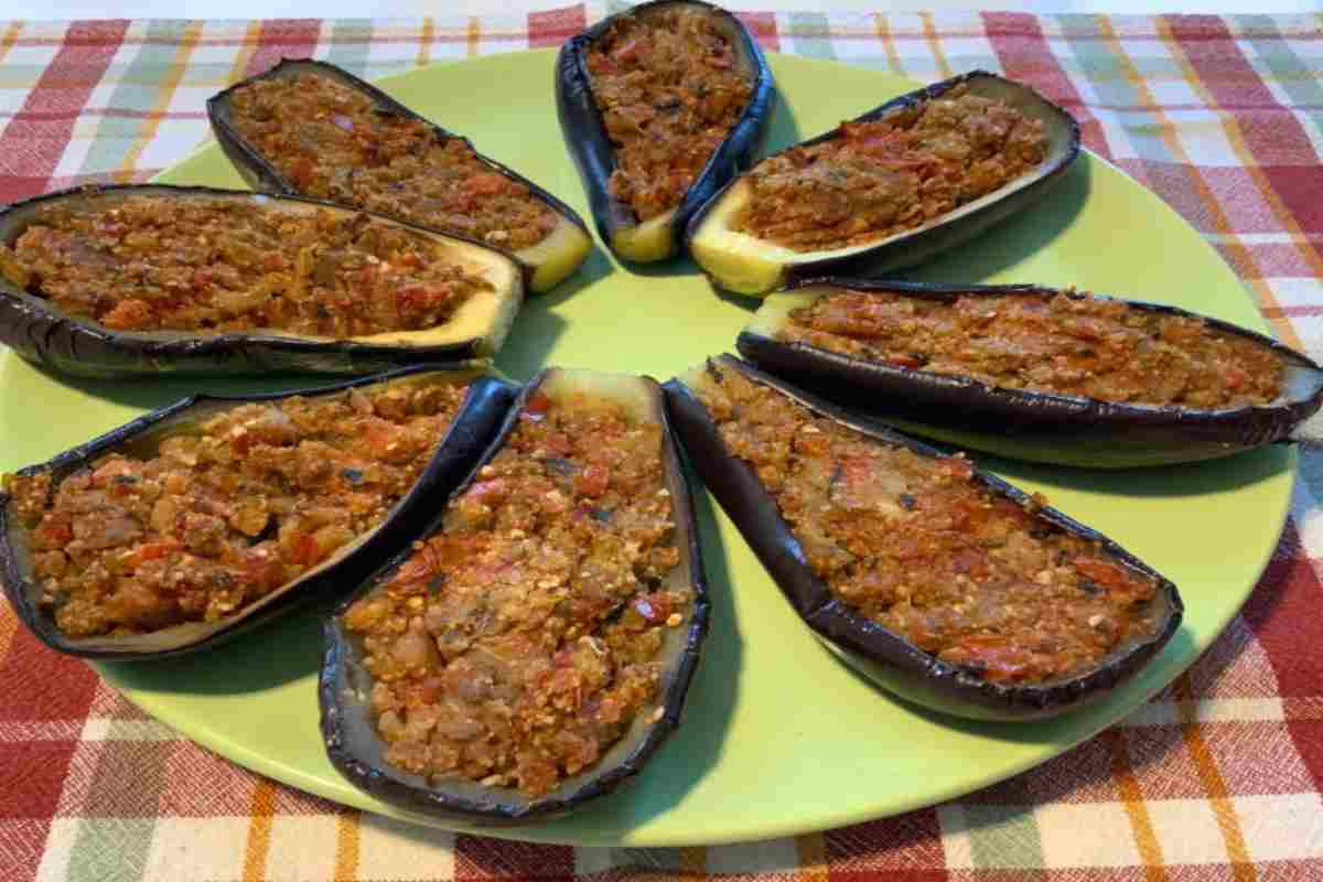 alcune melanzane ripiene su un tavolo