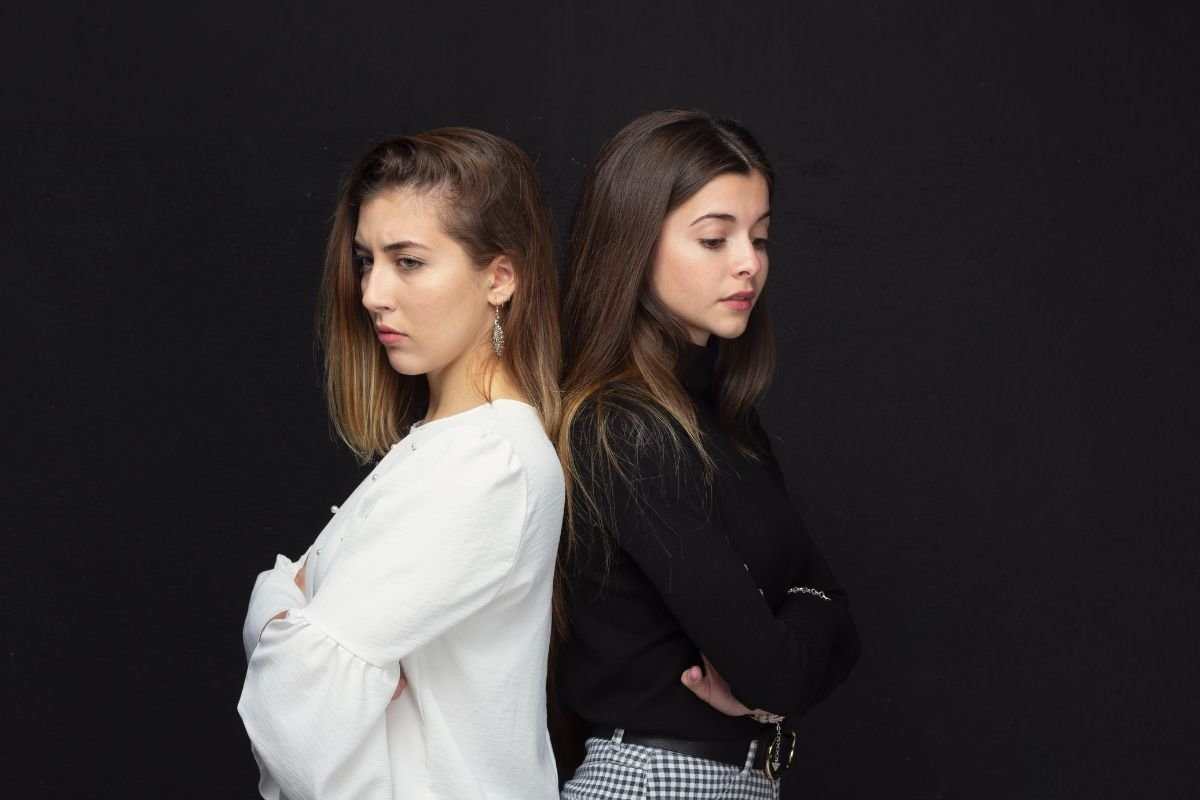 due donne si danno le spalle