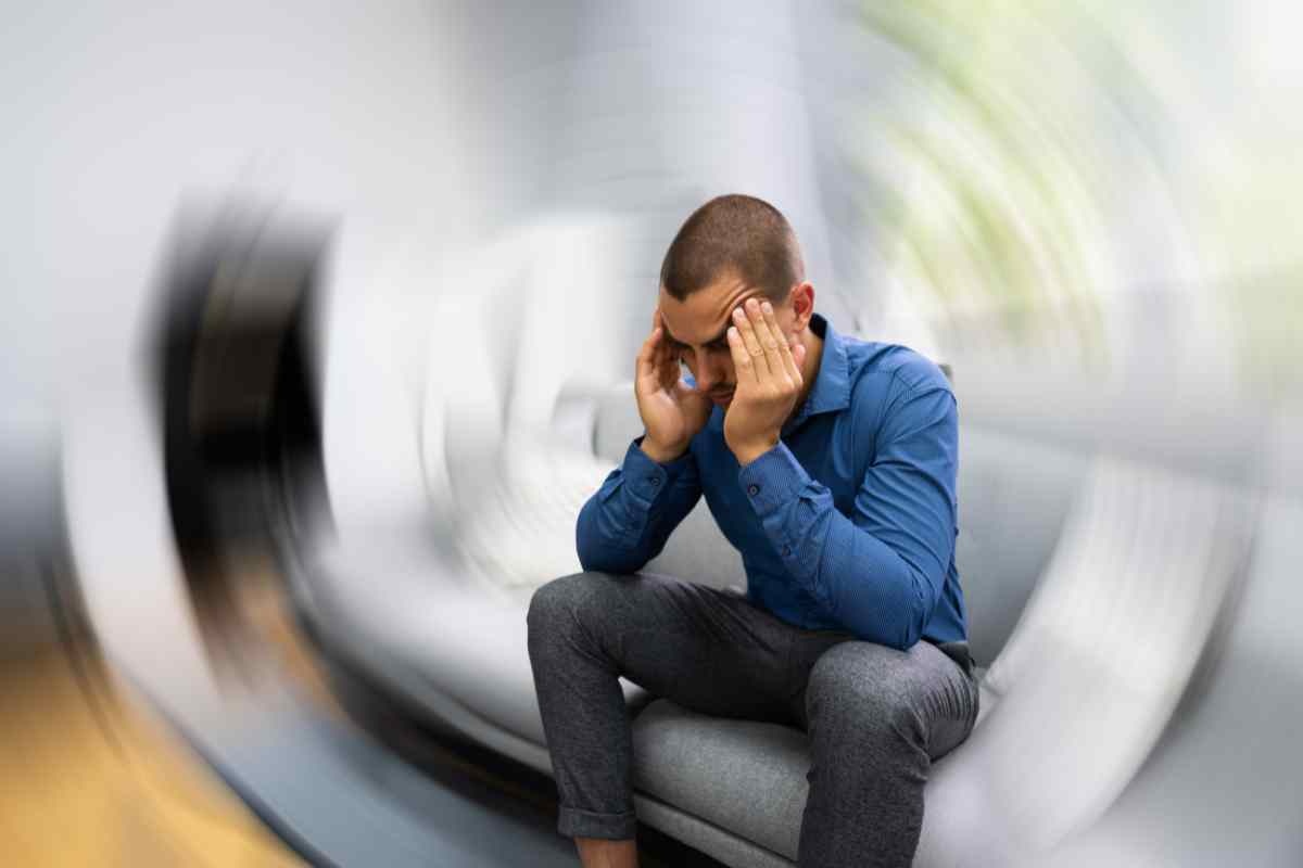 Uomo con testa confusa