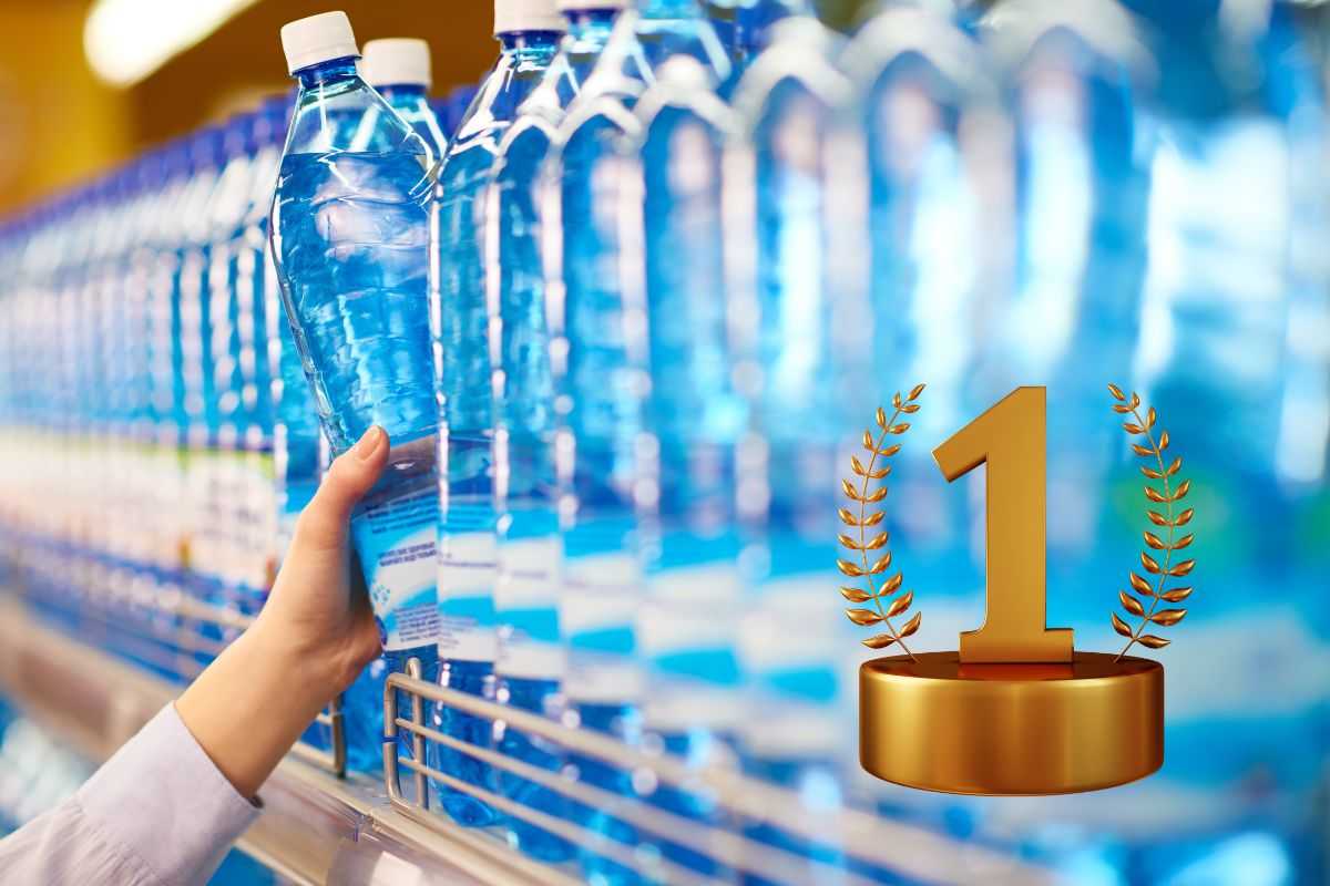 uno scaffale di bottiglie di acqua