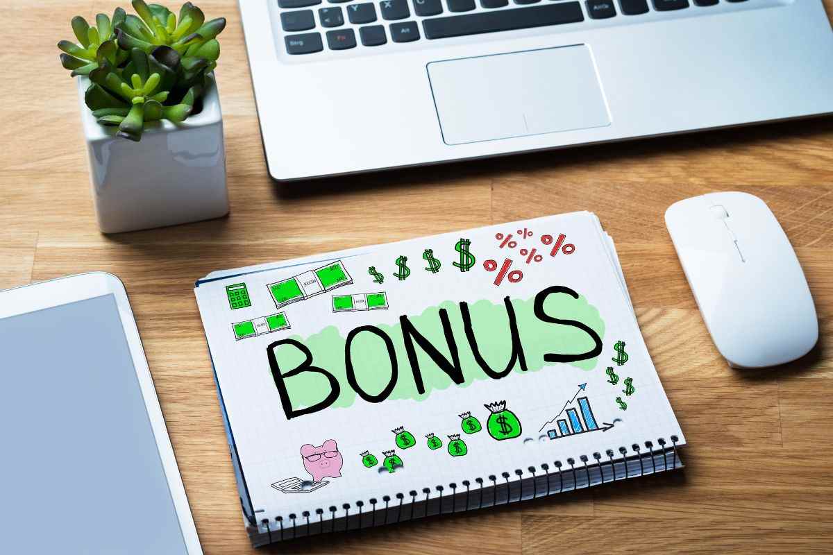 la scritta bonus vicino ad un computer