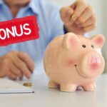persona che mette delle monete nel salvadanaio e una scritta bonus sulla sinistra