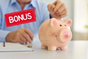 persona che mette delle monete nel salvadanaio e una scritta bonus sulla sinistra
