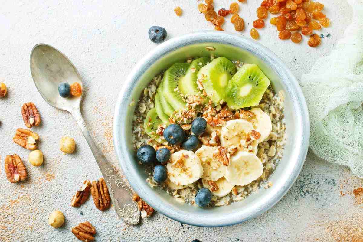 colazione con i cereali e frutta