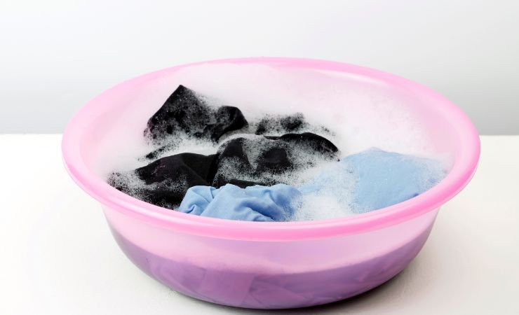 capi delicati in una bacinella piena di acqua