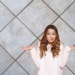 piastrelle del bagno ed una ragazza dubbiosa