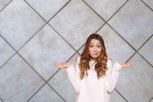 piastrelle del bagno ed una ragazza dubbiosa