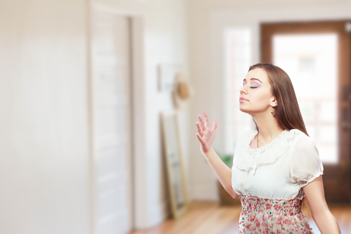 ingresso di casa sulla sfondo e donna che sente odori
