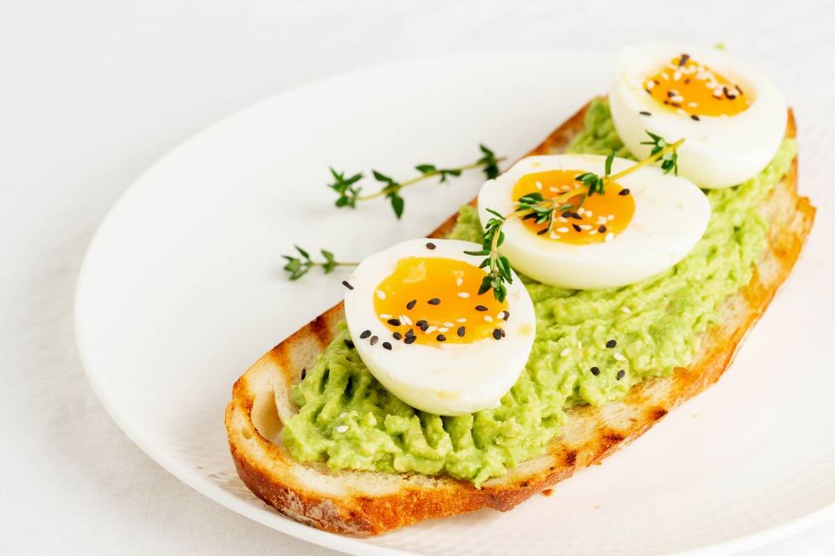 Pane con crema avocado e uova sode