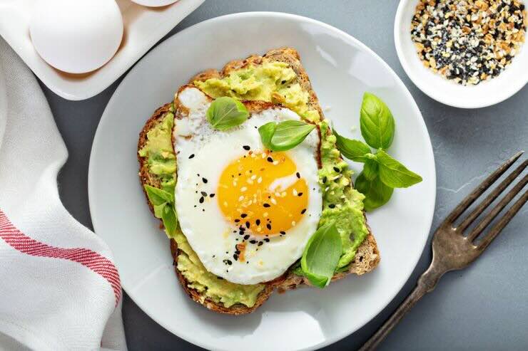 Fetta di pane con crema di avocado e uova