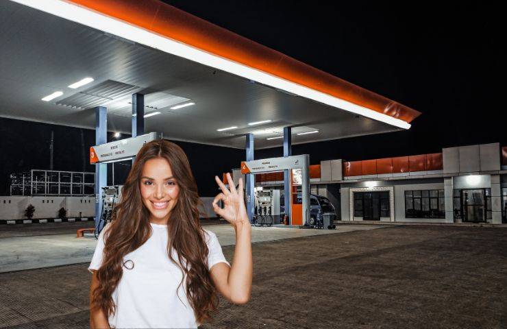 pompa di benzina di sera