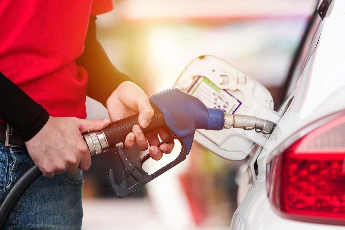 una persona che fa benzina
