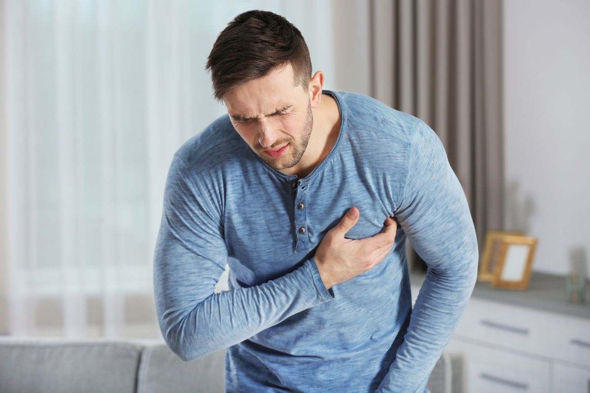 una persona che ha dolore al petto