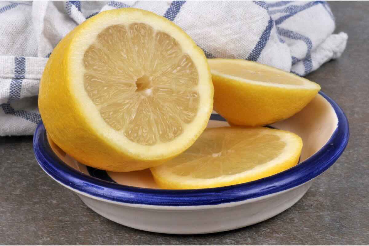 Limone tagliato a metà e fette