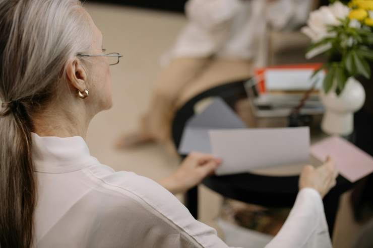 Donna che legge un documento