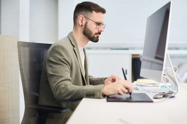 persona che lavora al computer