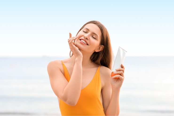 donna che applica crema 