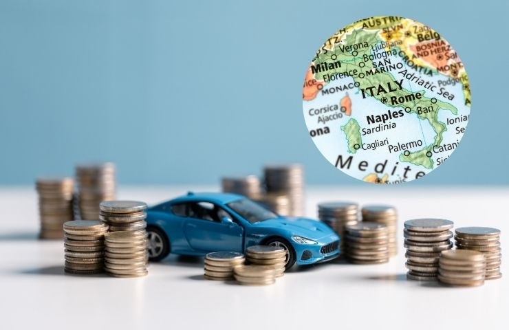 una macchina piccola in mezzo a dei soldi e la cartina di Italia