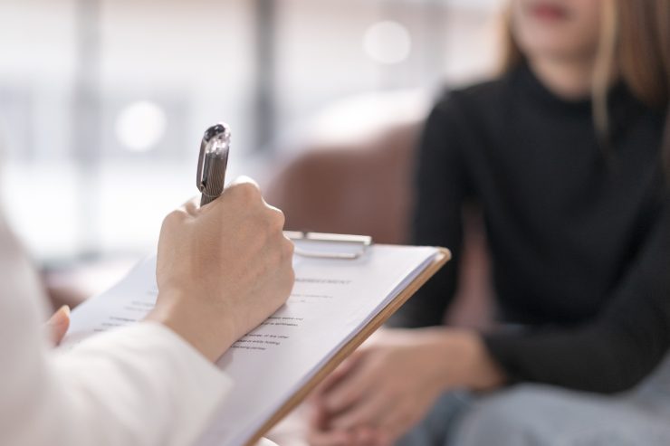 una persona durante una seduta dalla psicologa